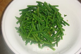 【蒜拌豇豆】多一步，拌出蒜味十足的豇豆的做法步骤：5