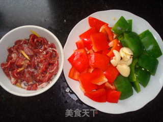 灯笼椒炒牛肉的做法步骤：2