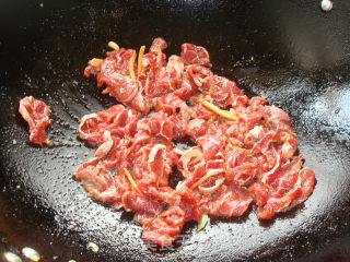 灯笼椒炒牛肉的做法步骤：7