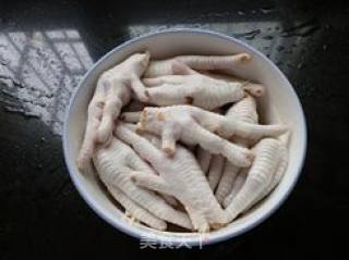 红烧鸡爪的做法步骤：1