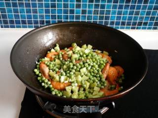 青豆黄瓜炒大虾的做法步骤：8