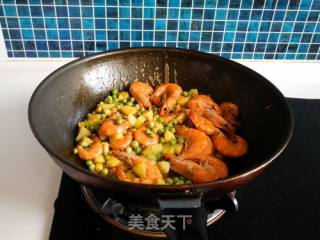 青豆黄瓜炒大虾的做法步骤：10
