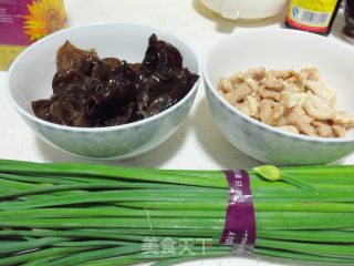 一个人也要好好吃饭——韭苔炒肉的做法步骤：1