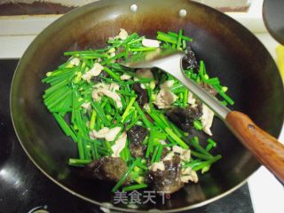 一个人也要好好吃饭——韭苔炒肉的做法步骤：4