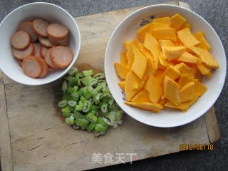 南瓜炒火腿肠的做法步骤：2