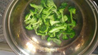 [麻麻小厨房]西兰花炒虾仁的做法步骤：1