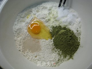 抹茶蜜豆面包的做法步骤：1