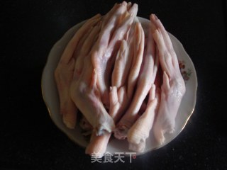 酸辣鸭掌的做法步骤：1
