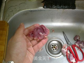 鸡爪烧鸭心的做法步骤：1
