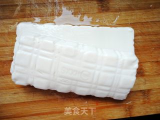 简单快捷的凉拌菜之------变蛋拌豆腐的做法步骤：2