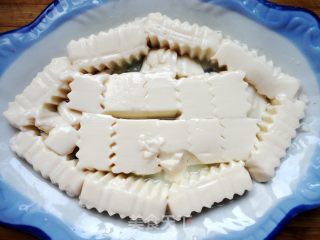 简单快捷的凉拌菜之------变蛋拌豆腐的做法步骤：4