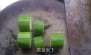 滚龙丝瓜——蒜蓉蒸丝瓜别样吃的做法步骤：2