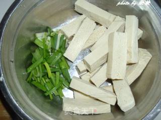 冻豆腐烧肉丝的做法步骤：2