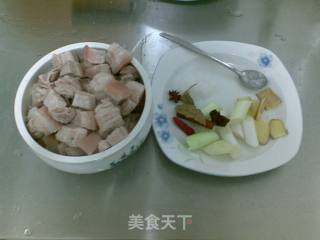 贴秋膘 红烧肉的做法步骤：1
