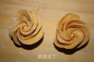 浪漫七夕——彩色玫瑰花卷的做法步骤：15