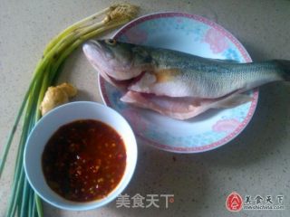 剁椒蒸鲈鱼的做法步骤：1