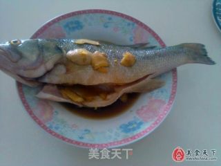 剁椒蒸鲈鱼的做法步骤：2
