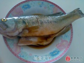 剁椒蒸鲈鱼的做法步骤：5