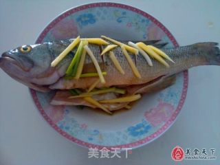 剁椒蒸鲈鱼的做法步骤：6