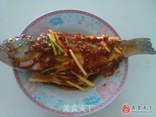 剁椒蒸鲈鱼的做法步骤：7