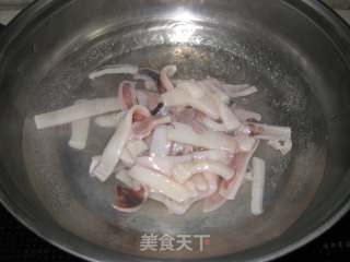 剁椒炒鱿鱼的做法步骤：4