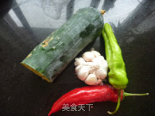 蒜椒瓜片的做法步骤：1