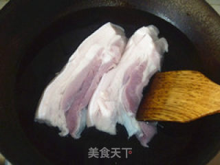 红烧肉烧腐竹的做法步骤：2
