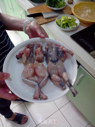 麻辣牛蛙的做法步骤：1
