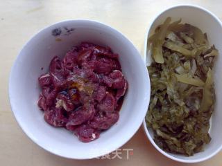 酸菜炒牛肉的做法步骤：1