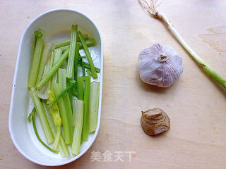 酸菜炒牛肉的做法步骤：2