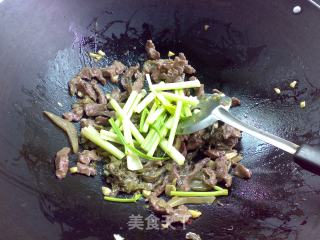 酸菜炒牛肉的做法步骤：7
