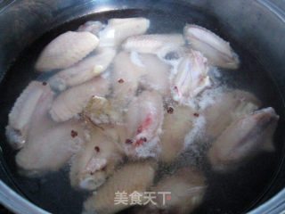 五香烤鸡翅的做法步骤：1