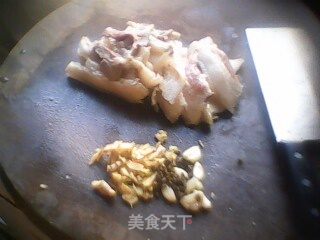 尖椒回锅肉的做法步骤：1