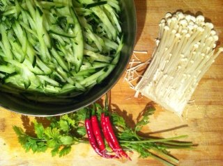 金针菇拌黄瓜(减肥菜)的做法步骤：1