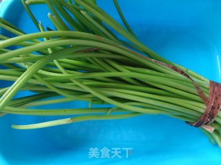 五花肉炒红薯梗的做法步骤：1