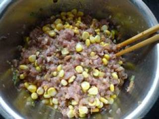 甜玉米香菇瘦肉饺（含包饺子的步骤）的做法步骤：6