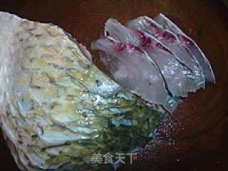 酸菜鱼（附鱼肉滑嫩小窍门）的做法步骤：2