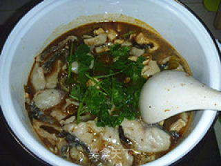 酸菜鱼（附鱼肉滑嫩小窍门）的做法步骤：12