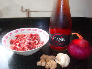 酒香牛肉的做法步骤：1