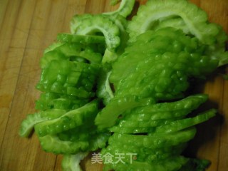 豆豉炒苦瓜的做法步骤：3