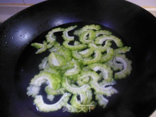 豆豉炒苦瓜的做法步骤：4