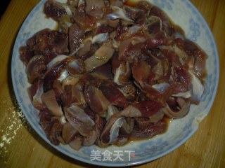 辣椒炒鸡杂的做法步骤：1