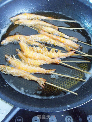 口口酥脆口口爱 【椒盐虾串】 （零难度）的做法步骤：8