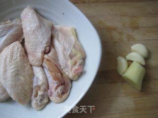 红酒鸡翅的做法步骤：1