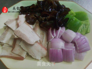 【米饭杀手】洋葱木耳炒五花肉的做法步骤：1