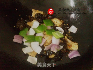 【米饭杀手】洋葱木耳炒五花肉的做法步骤：6