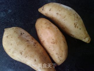 微波炉蒸薯的做法步骤：1
