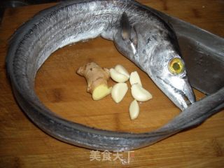 红烧带鱼的做法步骤：1