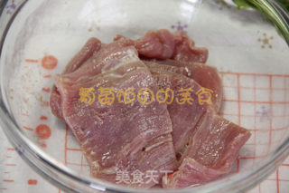 油炸但不油腻，夏天的好选择---里脊冬瓜色拉卷的做法步骤：4