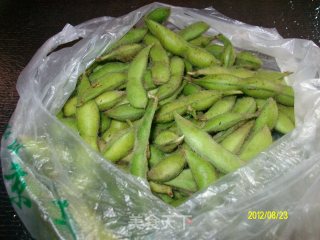 丝瓜炒毛豆的做法步骤：1